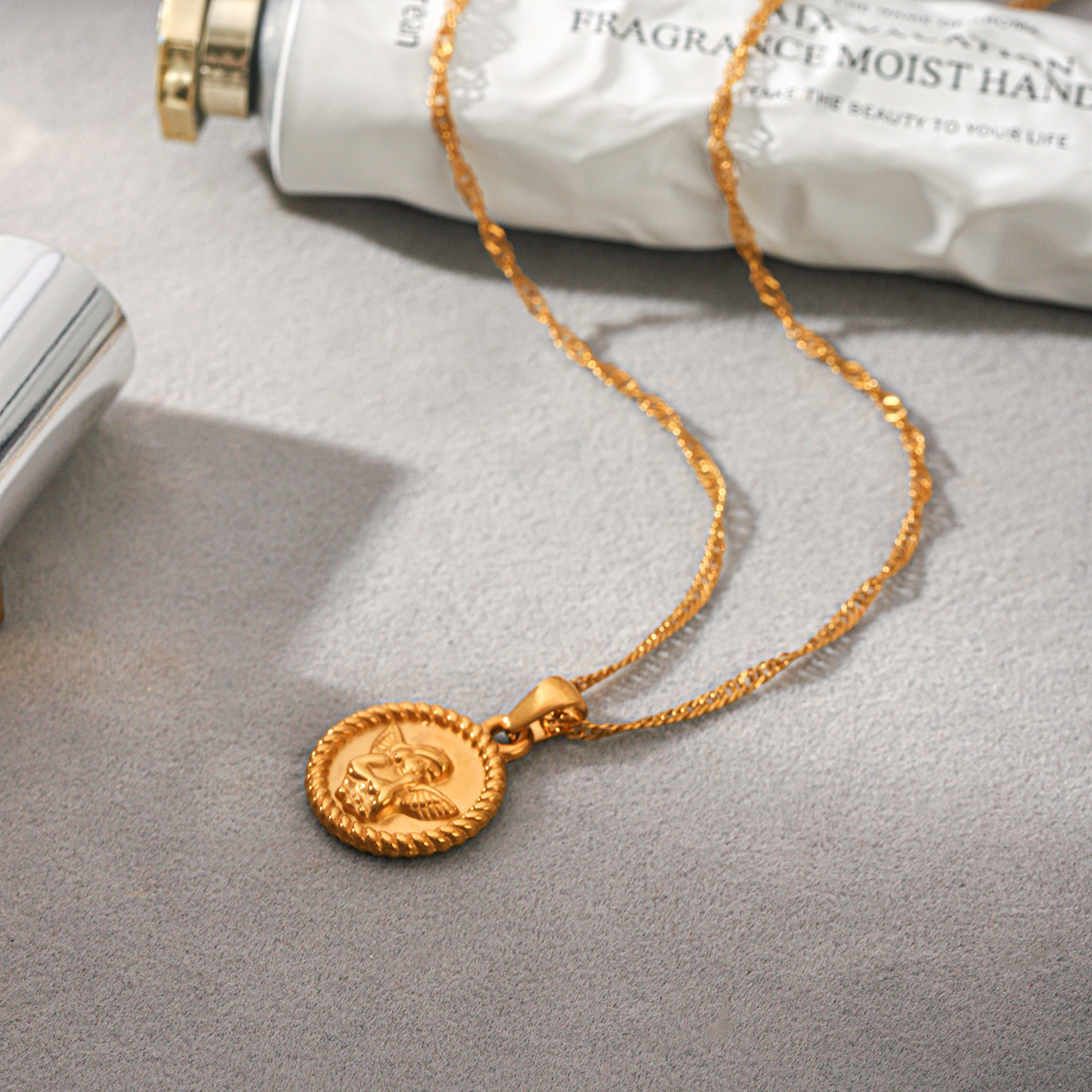 French vintage necklace, niche - đánh giá và giá Vintage Fashion Instagram